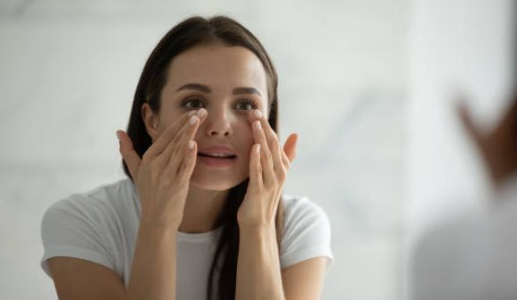 Kandungan Peptide dapat mengatasi berbagai masalah pada kulit area sekitar mata / foto: freeimages.com/fizkes