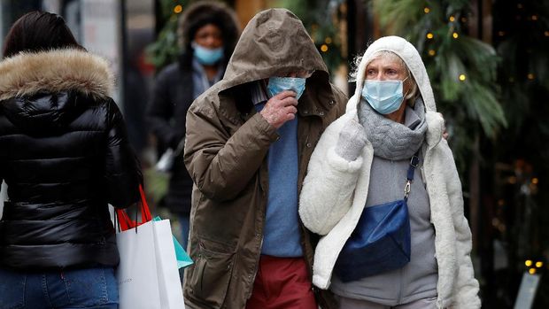 Christmas shoppers wearing face masks walk along New Bond Street, amid the coronavirus disease (COVID-19) pandemic in London, Britain, December 11, 2021.  REUTERS/Peter Nicholls