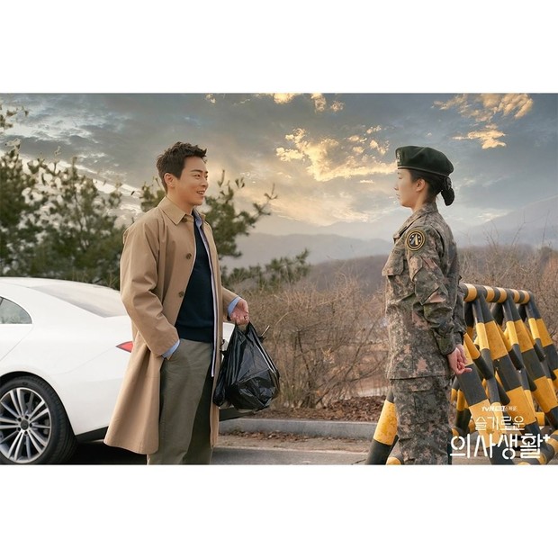 Lee Ik Jun dan Ik Sun adik kakak beda profesi di drama Hospital Playlist