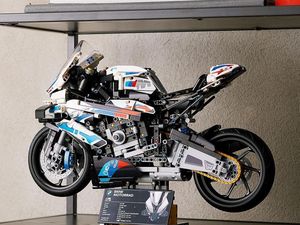 Tabungan Belum Cukup Buat Beli BMW M 1000 RR? Beli Mainannya Aja Dulu!