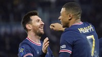 Bersama PSG di paruh pertama musim ini, Messi sudah bikin 12 gol dan 14 assist sedangkan Mbappe punya 19 gol dan 5 assist. Foto: (AP/Christophe Ena)
