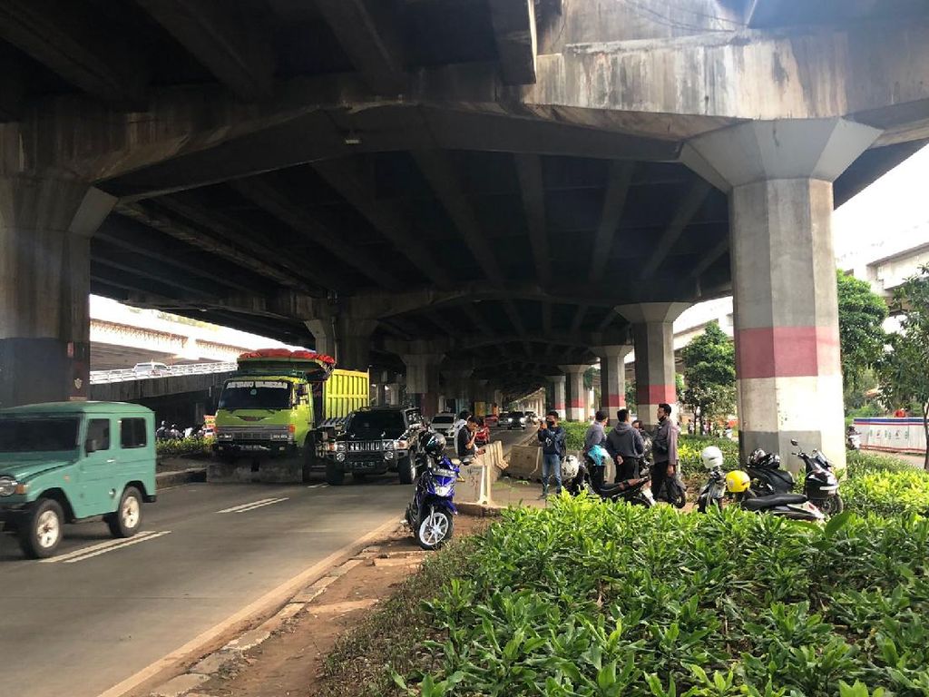 Aksi Pelemparan Batu oleh ABG di Jl DI Panjaitan Jaktim Kenai 1 Mobil
