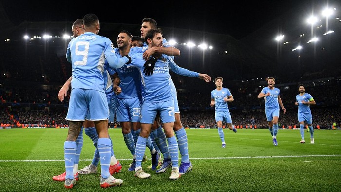 MANCHESTER, ENGLAND - NOVEMBER 24: Raheem Sterling of Manchester City (not pictured) celebrates with teammates Gabriel Jesus, Riyad Mahrez, Rodrigo and Bernardo Silva after scoring their teams first goal during the UEFA Champions League group A match between Manchester City and Paris Saint-Germain at Etihad Stadium on November 24, 2021 in Manchester, England. (Photo by Shaun Botterill/Getty Images)