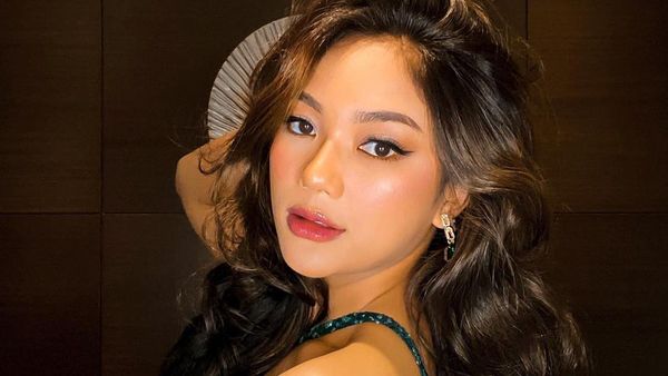 Marion Jola Anggun dengan Gaun Manik-manik Transparan