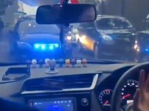 Viral Wanita Pukul Mundur Mobil Berstrobo yang Lawan Arus