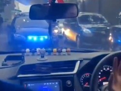 Viral, Perempuan Pukul Mundur Mobil Pelat Hitam Pakai Strobo yang Lawan Arus