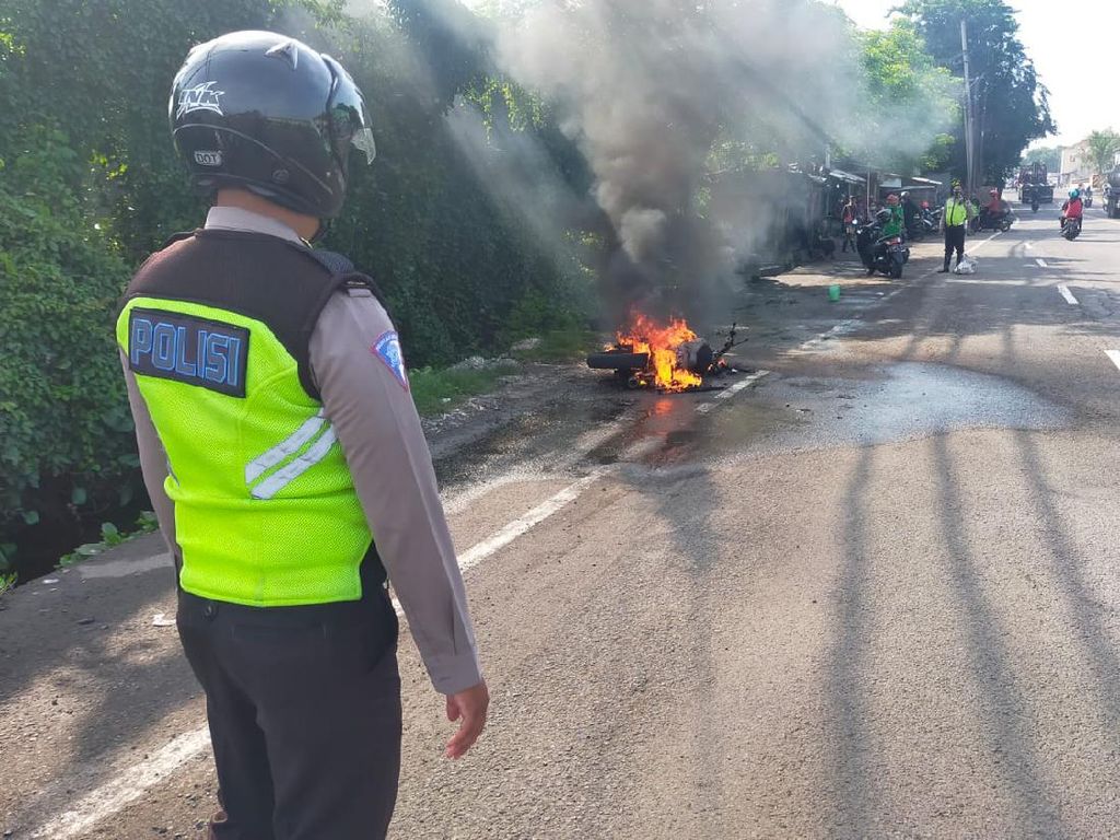 Sebuah Motor Tiba-tiba Terbakar Saat Dikendarai Pemiliknya Sebuah Motor Tiba-tiba Terbakar Saat Dikendarai Pemiliknya