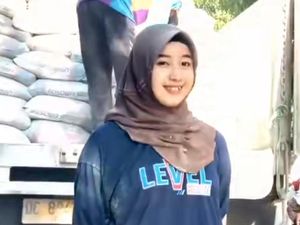 Mahasiswi di Sulsel Viral Jadi Kuli Angkut Semen Diupah Rp 600 Per Sak Mahasiswi di Sulsel Viral Jadi Kuli Angkut Semen Diupah Rp 600 Per Sak