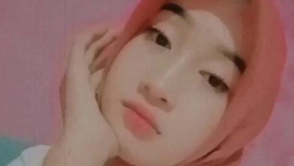 6 Foto Mahasiswi di Sulsel Rela Jadi Kuli Angkut Semen Demi Ortu