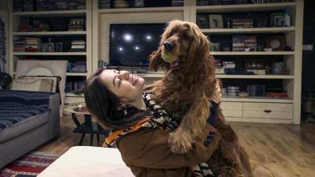 Pecinta Hewan Iran Kutuk Rencana Larang Hewan Peliharaan An Iranian woman plays with her dog at home in northern Tehran, on December 5, 2021. - A proposed law to ban pets submitted by ultraconservative Iranian lawmakers, pits growing numbers of people with pets against those who consider the practice decadent and hold that under Islamic law dogs, like pigs, are unclean. The bill has sparked criticism in the press, mockery on social networks and anger among residents of the capital. (Photo by ATTA KENARE / AFP)