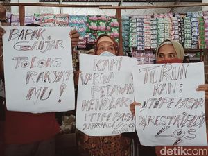 Ibu-ibu Pedagang Pasar di Klaten Demo Retribusi Naik: Pak Ganjar Tolong!