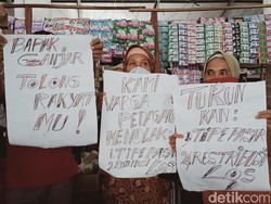 Ibu-ibu Pedagang Pasar di Klaten Demo Retribusi Naik: Pak Ganjar Tolong!