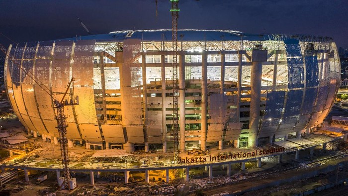 PENCAHAYAAN JAKARTA INTERNATIONAL STADIUM Suasana pencahayaan Jakarta International Stadium (JIS) di Tanjung Priok, Jakarta, Sabtu (11/12/2021). JIS dirancang dengan tata cahaya sesuai standar FIFA, sehingga selain untuk pertandingan sepak bola juga siap untuk berbagai acara hiburan seperti konser musik, dan pembangunannya sudah mendekati 90 persen yakni 87,85 persen. ANTARA FOTO/Muhammad Adimaja/aww.