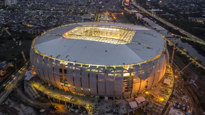 PENCAHAYAAN JAKARTA INTERNATIONAL STADIUM Suasana pencahayaan Jakarta International Stadium (JIS) di Tanjung Priok, Jakarta, Sabtu (11/12/2021). JIS dirancang dengan tata cahaya sesuai standar FIFA, sehingga selain untuk pertandingan sepak bola juga siap untuk berbagai acara hiburan seperti konser musik, dan pembangunannya sudah mendekati 90 persen yakni 87,85 persen. ANTARA FOTO/Muhammad Adimaja/aww.