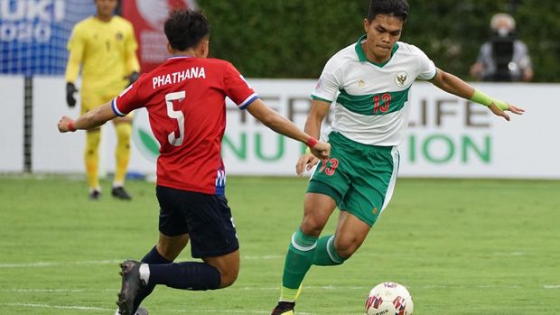 PIALA AFF: INDONESIA KALAHKAN LAOS 5-1 Pesepak bola Timnas Indonesia Rachmat Irianto (kanan) berusaha melewati hadangan pesepak bola Timnas Laos Phathana Phommathep (kiri) saat babak pertama pertandingan grup B Piala AFF 2020 di Stadion Bishan, Singapura, Minggu (12/12/21). Timnas Indonesia berhasil mengalahkan Laos 5-1. ANTARA FOTO/Humas PSSI/app/hp.