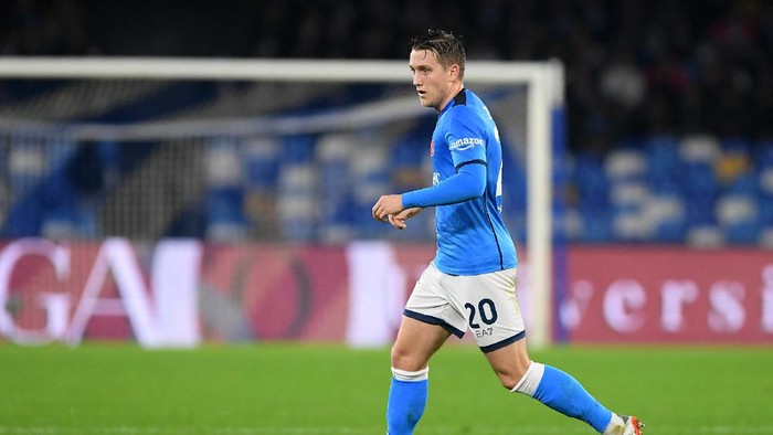 NAPLES, ITALY - DECEMBER 04: Piotr Zielinski of SSC Napoli during the Serie A match between SSC Napoli and Atalanta BC at Stadio Diego Armando Maradona on December 04, 2021 in Naples, Italy. (Photo by Francesco Pecoraro/Getty Images)