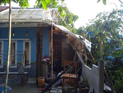 Puting Beliung Porak Porandakan Puluhan Rumah di Karawang