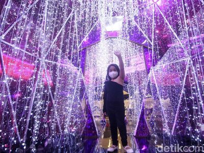 Pusat Perbelanjaan Berhias Pernak-pernik Natal