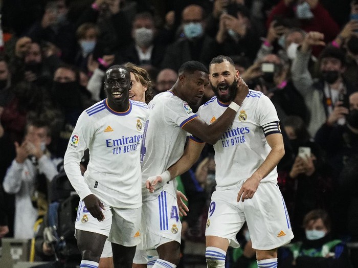 Real Madrid's Karim Benzema, right, celebrates with teammates after scoring the opening goal during the Spanish La Liga soccer match between Real Madrid and Atletico Madrid at Santiago Bernabeu stadium in Madrid, Spain, Sunday, Dec. 12, 2021. (AP Photo/Bernat Armangue)