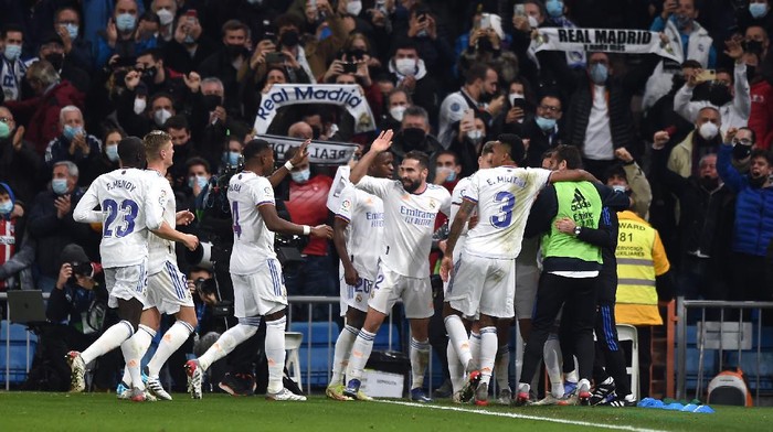 MADRID, SPAIN - DECEMBER 12:  Marco Asensio of Real Madrid CF is congratulated after scoring the second goal during the La Liga Santander match between Real Madrid CF and Club Atletico de Madrid at Estadio Santiago Bernabeu on December 12, 2021 in Madrid, Spain. (Photo by Denis Doyle/Getty Images)