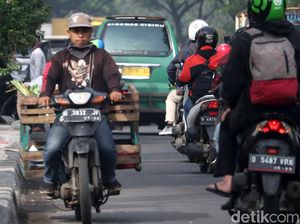 Saat Pemotor Nekat Melawan Bahaya di Jalanan Bandung