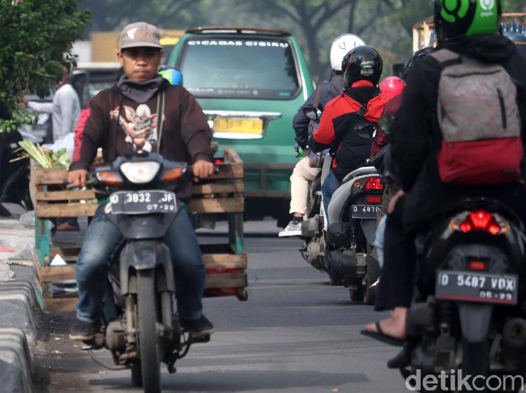 Saat Pemotor Nekat Melawan Bahaya di Jalanan Bandung
