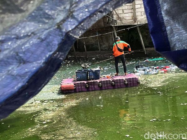 Sampah di Kali Cideng Dibersihkan