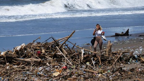 Duh! Pantai di Bali Vs Tumpukan Sampah Kiriman