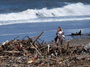 Duh! Pantai di Bali Vs Tumpukan Sampah Kiriman