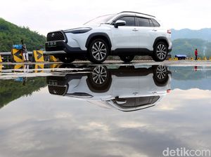 Toyota Sebut Mobil Hybrid Dibikin Berantem sama Mobil Listrik