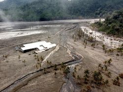 Abu Vulkanik Semeru Sapu Bersih Kampung Kamar Panjang