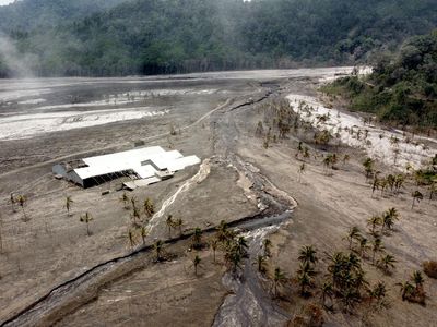 Abu Vulkanik Semeru Sapu Bersih Kampung Kamar Panjang
