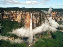 5 Air Terjun Tertinggi di Dunia, Ada yang Hampir 1 Km