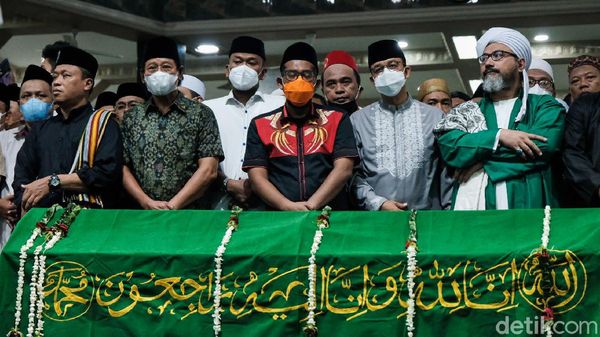 Anies Baswedan Ikut Salati Jenazah Haji Lulung