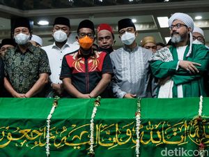Anies Baswedan Ikut Salati Jenazah Haji Lulung