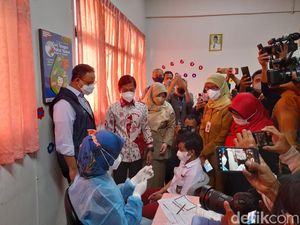 Anies-Wamenkes Tinjau Vaksinasi Anak 6-11 Tahun di SDN Cempaka Putih Timur Anies-Wamenkes Tinjau Vaksinasi Anak 6-11 Tahun di SDN Cempaka Putih Timur