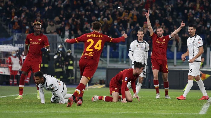 ROME, ITALY - DECEMBER 13:  Roger Ibanez with his teammates of AS Roma celebrates after scoring the teams second goal during the Serie A match between AS Roma and Spezia Calcio at Stadio Olimpico on December 13, 2021 in Rome, Italy.  (Photo by Paolo Bruno/Getty Images)