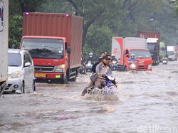Jalan Juanda Arah ke Aloha Banjir Sepanjang 2 Km, Banyak Motor Mogok