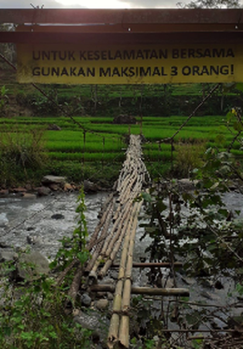 Banyak Warga Jatuh di Sungai, Desa di Garut Butuh Jembatan Baru
