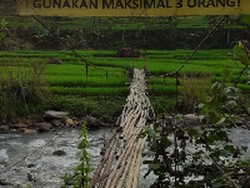 Banyak Warga Jatuh di Sungai, Desa di Garut Butuh Jembatan Baru
