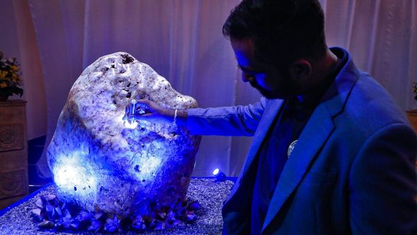 Wow, Sri Lanka Punya Batu Safir Terbesar Dunia Lho Beratnya 310 Kg