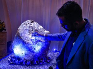 Wow, Sri Lanka Punya Batu Safir Terbesar Dunia Lho Beratnya 310 Kg Wow, Sri Lanka Punya Batu Safir Terbesar Dunia Lho Beratnya 310 Kg