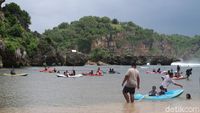 Cara Lain Menikmati Pantai Drini Gunungkidul, Naik Kano!
