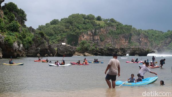 Cara Lain Menikmati Pantai Drini Gunungkidul, Naik Kano!