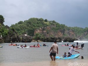 Cara Lain Menikmati Pantai Drini Gunungkidul, Naik Kano!