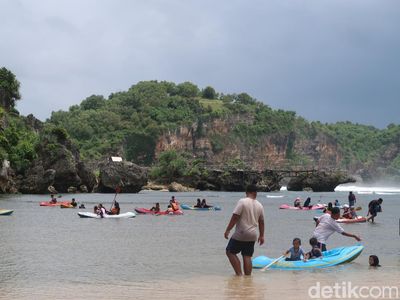 Cara Lain Menikmati Pantai Drini Gunungkidul, Naik Kano!