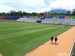 Stadion Kebogiro ini berlokasi di Desa Paras, Kecamatan Cepogo, Kabupaten Boyolali. Berjarak sekitar 9 kilometer dari Boyolali Kota ke arah barat atau Selo.
