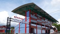 Masuk ke tribun VVIP disisi timur, langsung terlihat lapangan yang halus dengan rumput yang hijau, seperti lapangan-lapangan sepakbola di Eropa. Keindahan masih ditambah pemandangan Gunung Merapi dan Merbabu.