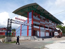 Masuk ke tribun VVIP disisi timur, langsung terlihat lapangan yang halus dengan rumput yang hijau, seperti lapangan-lapangan sepakbola di Eropa. Keindahan masih ditambah pemandangan Gunung Merapi dan Merbabu.