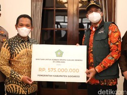 Bupati Sidoarjo Serahkan Bantuan Rp 575 Juta untuk Korban Erupsi Semeru
